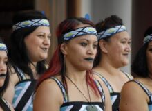 Māori-Frauen auf Neuseeland / Quelle: Pixabay, lizenzfreie Bilder, open library: davyb; https://pixabay.com/de/photos/maori-maori-gruppe-kiwi-kultur-89317/