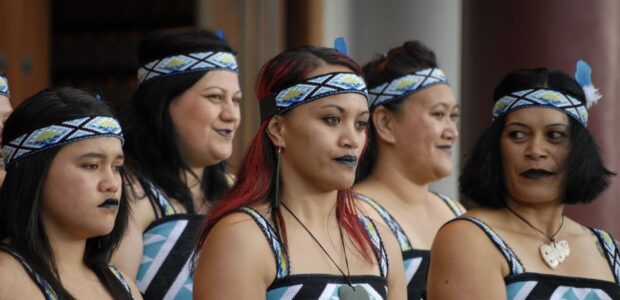 Māori-Frauen auf Neuseeland / Quelle: Pixabay, lizenzfreie Bilder, open library: davyb; https://pixabay.com/de/photos/maori-maori-gruppe-kiwi-kultur-89317/